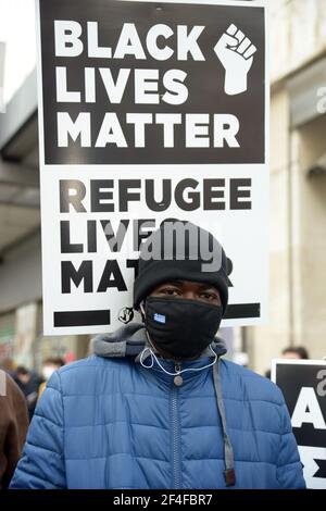 Rifugiati e immigrati irregolari provenienti dall'Asia e dall'Africa, marciano nel centro di Atene durante una manifestazione contro il razzismo, chiedendo frontiere aperte. Foto Stock