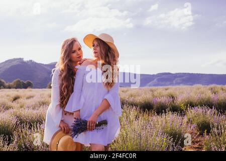 Amicizia duratura e forte tra due donne Foto Stock