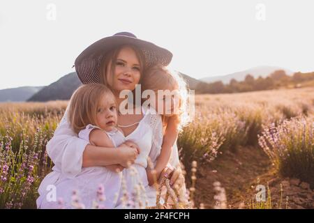 Madre con le sue figlie al campo di lavanda Foto Stock