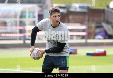 Gavin Henson dei West Wales Raiders si è scaldato prima della partita della Betfred Challenge Cup allo Stebonheath Park, Llanelli. Data immagine: Domenica 21 marzo 2021. Foto Stock