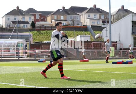 Gavin Henson dei West Wales Raiders si è scaldato prima della partita della Betfred Challenge Cup allo Stebonheath Park, Llanelli. Data immagine: Domenica 21 marzo 2021. Foto Stock