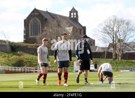 Gavin Henson (centro) dei West Wales Raiders si sta riscaldando prima della partita della Betfred Challenge Cup allo Stebonheath Park, Llanelli. Data immagine: Domenica 21 marzo 2021. Foto Stock