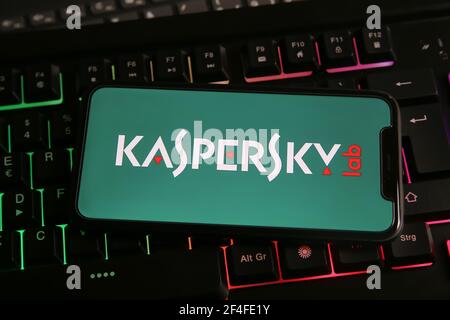 Viersen, Germania - 1 marzo. 2021: Primo piano del telefono cellulare con la scritta del logo del software di sicurezza del computer anti virus kaspersky sulla tastiera Foto Stock