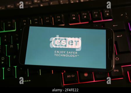 Viersen, Germania - 1 marzo. 2021: Primo piano del telefono cellulare con la scritta del logo del software di sicurezza del computer di eset Internet sulla tastiera Foto Stock