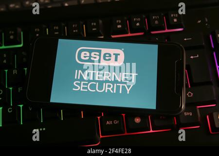 Viersen, Germania - 1 marzo. 2021: Primo piano del telefono cellulare con la scritta del logo del software di sicurezza del computer di eset Internet sulla tastiera Foto Stock