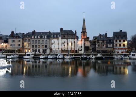 Porto vecchio a Honfleur, Francia. Vista sul pittoresco porto di Honfleur, yacht e vecchie case riflesse nell'acqua. Francia, Normandia, Europa. Foto Stock