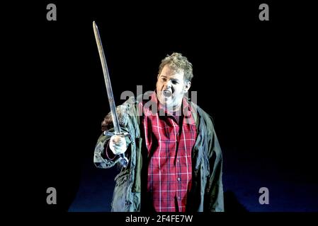 Graham Sanders (Siegfried) in SIEGFRIED by Wagner al Festival Internazionale di Edimburgo 25/08/2002 un direttore di produzione di opera scozzese: Richard Armstrong scenografia: Hildegard Bechtler Costumi: Ana Jebens illuminazione: Peter Mumford regista: Tim Albery Foto Stock