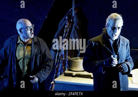 l-r: Alasdair Elliott (MIME), Matthew Best (Wotan / The Wanderer) a SIEGFRIED by Wagner al Festival Internazionale di Edimburgo 25/08/2002 una produzione di opera scozzese direttore: Richard Armstrong Set design: Hildegard Bechtler costumi: Ana Jebens illuminazione: Peter Mumford regista: Tim Albery Foto Stock