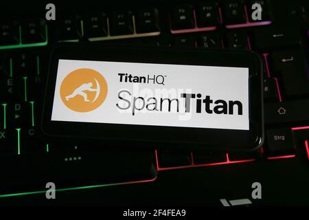 Viersen, Germania - 1 marzo. 2021: Closeup di telefono cellulare con logo scritta di spamtitan Foto Stock