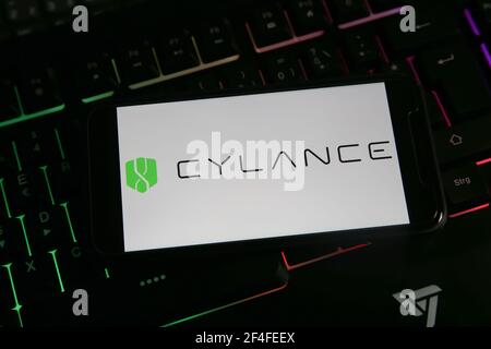 Viersen, Germania - 1 marzo. 2021: Closeup di telefono cellulare con la scritta logo del software di sicurezza del computer anti virus cylance sulla tastiera Foto Stock