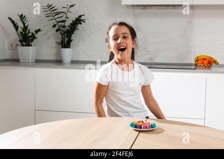 bambina con dolci fatti in casa colorati Foto Stock