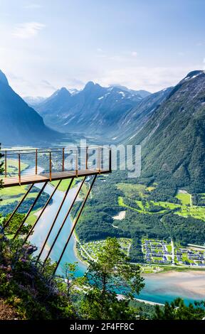 Piattaforma panoramica Rampestreken, escursione a Romsdaleggen, fiume Rauma, Monti Romsdalfjellene, Andalsnes, More og Romsdal, Norvegia Foto Stock