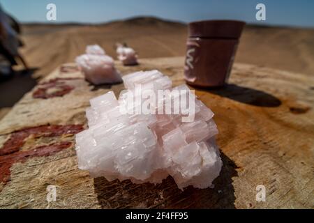Un cristallo di sale rosa accanto alla strada in namibia Foto Stock