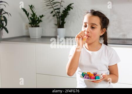 bambina con dolci fatti in casa colorati Foto Stock