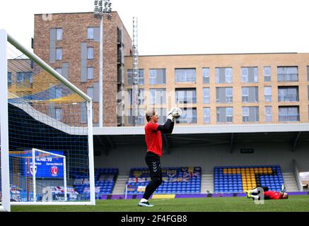 Il portiere atletico di Charlton Ashley Maynard-Brewer si riscalda in campo prima della partita della Sky Bet League One a Plough Lane, Londra. Data immagine: Sabato 20 marzo 2021. Foto Stock