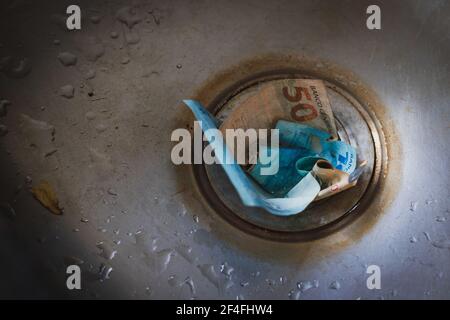 I soldi brasiliani bagnano giù il drenaggio. Immagine di concetto di economia reale brasiliana difettosa. Foto Stock