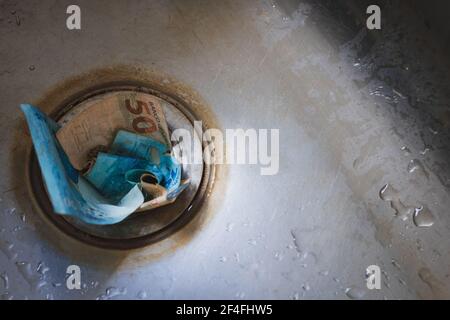 I soldi brasiliani bagnano giù il drenaggio. Immagine di concetto di economia reale brasiliana difettosa. Foto Stock