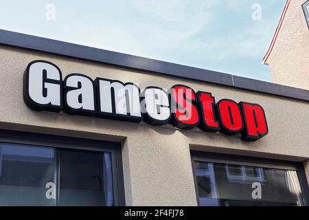 Logo Gamestop al negozio, rivenditore di videogiochi USA, Duesseldorf, Nord Reno-Westfalia, Germania Foto Stock