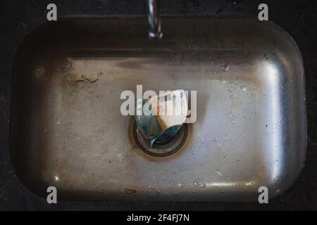 I soldi brasiliani bagnano giù il drenaggio. Immagine di concetto di economia reale brasiliana difettosa. Foto Stock