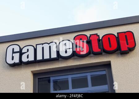 Logo Gamestop al negozio, rivenditore di videogiochi USA, Duesseldorf, Nord Reno-Westfalia, Germania Foto Stock