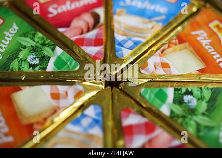 Viersen, Germania - 1 marzo. 2021: Closeup di formaggio spalmato a forma di milkana a pacchetto isolato Foto Stock