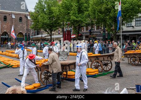 Alkmaar, Paesi Bassi; 18 maggio 2018: Mercato del formaggio che ospita la merce Foto Stock