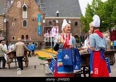 Alkmaar, Paesi Bassi; 18 maggio 2018: Mercato del formaggio che offre i prodotti Foto Stock