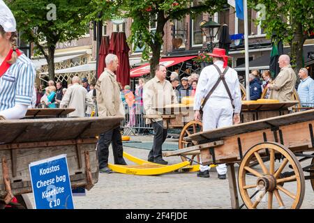 Alkmaar, Paesi Bassi; 18 maggio 2018: Mercato del formaggio persone che guardano la mostra Foto Stock