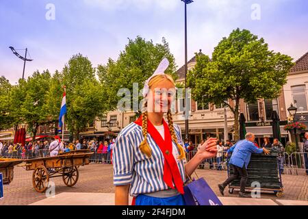 Alkmaar, Paesi Bassi; 18 maggio 2018: Formaggio Market ragazza con abito tipico Foto Stock