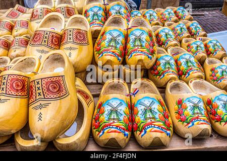 Alkmaar, Paesi Bassi; 18 maggio 2018: Mercato del formaggio scarpe svedesi come souvenir Foto Stock