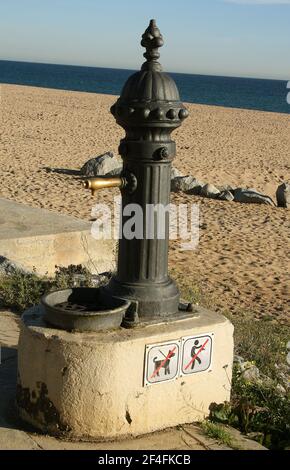 Rubinetto d'acqua pubblico sulla spiaggia della città balneare Di Calella sulla Costa Brava vicino Barcellona in Catalogna Spagna UE 2019 Foto Stock