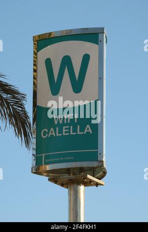Cartello Wi-fi sulla spiaggia nella città balneare di Calella sulla Costa Brava vicino Barcellona in Catalogna Spagna UE 2019 Foto Stock