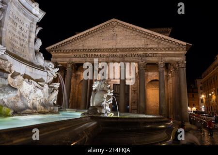 Pantheon e fontana di notte nella città di Roma, Italia, antico tempio romano (113-125 d.C.) su Piazza della rotonda Foto Stock