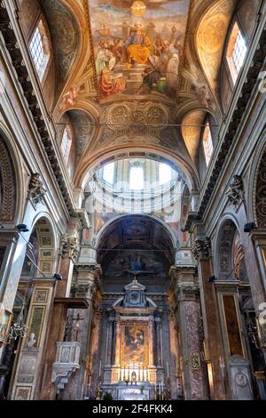 Italia, Roma, Chiesa di San Rocco (Chiesa di San Rocco tutto Augusteo) interno barocco, altare maggiore e volta con affresco Foto Stock