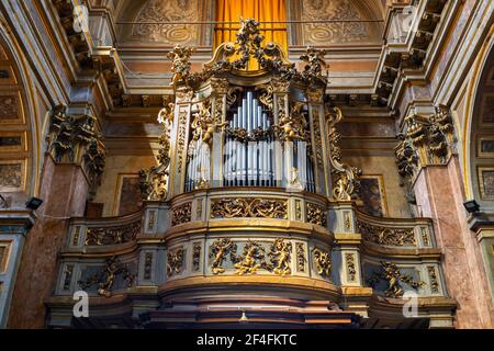 Italia, Roma, organo barocco (1721) e balcone nella Chiesa di San Rocco (Chiesa di San Rocco tutto Augusteo) interno Foto Stock