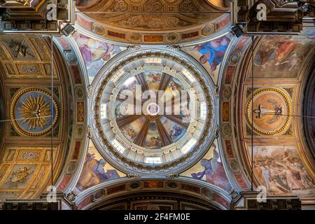 Italia, Roma, soffitto e cupola decorati con affreschi nella Chiesa di San Rocco (Chiesa di San Rocco tutto Augusteo) interno barocco Foto Stock