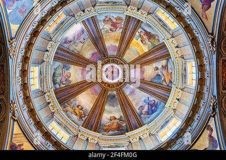 Affreschi a cupola con angeli che suonano strumenti musicali di Francesco Rosa (XVII secolo) E l'oculo di lanterna con la colomba dello Spirito Santo In C. Foto Stock