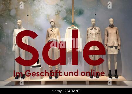 Vetrina di un negozio di abbigliamento con l'iscrizione sale, Centro, Oberhausen, zona Ruhr, Nord Reno-Westfalia, Germania Foto Stock