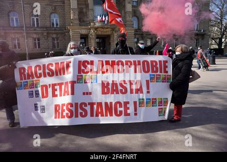 Dimostrazione contro la legge sulla sicurezza globale. Diversi movimenti e organizzazioni hanno marciato per le strade di Strasburgo per denunciare le leggi liberticide. 20 marzo 2021, a Strasburgo, Francia nordorientale. Foto di Nicolas Roses/ABACAPRESS.COM Foto Stock