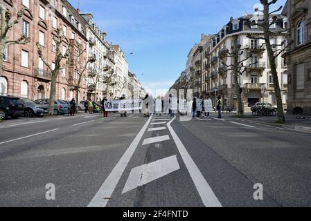 Dimostrazione contro la legge sulla sicurezza globale. Diversi movimenti e organizzazioni hanno marciato per le strade di Strasburgo per denunciare le leggi liberticide. 20 marzo 2021, a Strasburgo, Francia nordorientale. Foto di Nicolas Roses/ABACAPRESS.COM Foto Stock