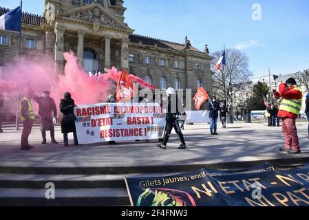 Dimostrazione contro la legge sulla sicurezza globale. Diversi movimenti e organizzazioni hanno marciato per le strade di Strasburgo per denunciare le leggi liberticide. 20 marzo 2021, a Strasburgo, Francia nordorientale. Foto di Nicolas Roses/ABACAPRESS.COM Foto Stock