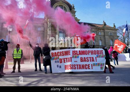 Dimostrazione contro la legge sulla sicurezza globale. Diversi movimenti e organizzazioni hanno marciato per le strade di Strasburgo per denunciare le leggi liberticide. 20 marzo 2021, a Strasburgo, Francia nordorientale. Foto di Nicolas Roses/ABACAPRESS.COM Foto Stock