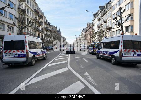 Dimostrazione contro la legge sulla sicurezza globale. Diversi movimenti e organizzazioni hanno marciato per le strade di Strasburgo per denunciare le leggi liberticide. 20 marzo 2021, a Strasburgo, Francia nordorientale. Foto di Nicolas Roses/ABACAPRESS.COM Foto Stock