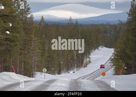 La strada verso Pallas cadde nel Parco Nazionale Pallas-Yllästunturi, Muonio, Lapponia, Finlandia Foto Stock