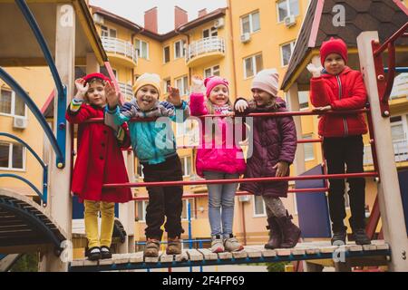 Gruppo di bambini che camminano nel parco giochi Foto Stock