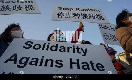 Los Angeles, Stati Uniti. 20 Marzo 2021. Le persone che denunciano l'odio contro le comunità asiatiche americane si radunano davanti a San Gabriel Mission Playhouse nella città di San Gabriel, Los Angeles County, California, Stati Uniti, marzo 20, 2021. Otto persone, sei delle quali asiatiche e due bianche, sono state uccise in tre incidenti sparatutto nella zona di Atlanta da un sospettato questa settimana. Gli attacchi sono arrivati in mezzo a un preoccupante picco di violenza contro la comunità asiatica americana durante la pandemia del coronavirus. Credit: Zeng Hui/Xinhua/Alamy Live News Foto Stock