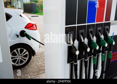 Il conducente pompa la benzina della vettura con carburante presso la stazione di servizio. Rifornimento auto presso una stazione di servizio. Foto Stock