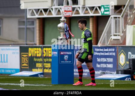 Llanelli, Regno Unito. 21 Mar 2021. Gavin Henson dei West Wales Raiders oltrepassa la Challenge Cup prima di dare il via alla sfida Cup, round one match, West Wales Raiders contro Widnes Vikings al Parco Stebonheath di Llanelli, Galles, domenica 21 marzo 2021. Questa immagine può essere utilizzata solo per scopi editoriali. Solo per uso editoriale, è richiesta una licenza per uso commerciale. Nessun utilizzo nelle scommesse, nei giochi o nelle pubblicazioni di un singolo club/campionato/giocatore. pic by Lewis Mitchell/Andrew Orchard sports photography/Alamy Live news Credit: Andrew Orchard sports photography/Alamy Live News Foto Stock