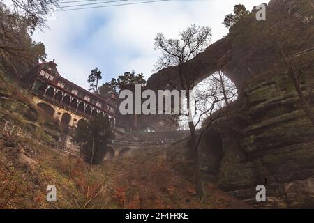 Vista panoramica sul castello di Falcon Nest e Pravčická brána (porta di Prebischtor) in una giornata di sole in inverno, nel Parco Nazionale della Svizzera Boema Foto Stock