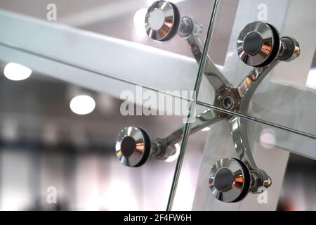 Architettura sfondo astratto. Pareti a cortina di vetro. Elementi di fissaggio del sistema a crociera in vetro. Dettaglio della facciata Foto Stock